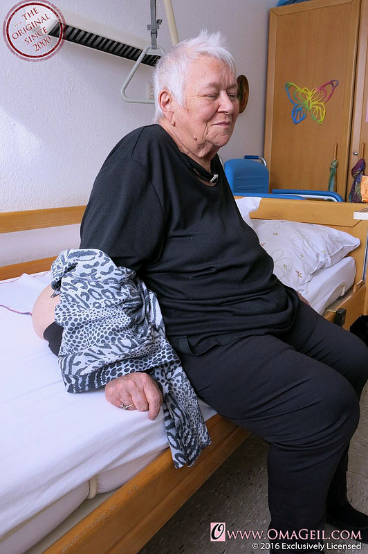 532px x 800px - Very old grandma with big legs naked on her bed - MatureKingdom.com